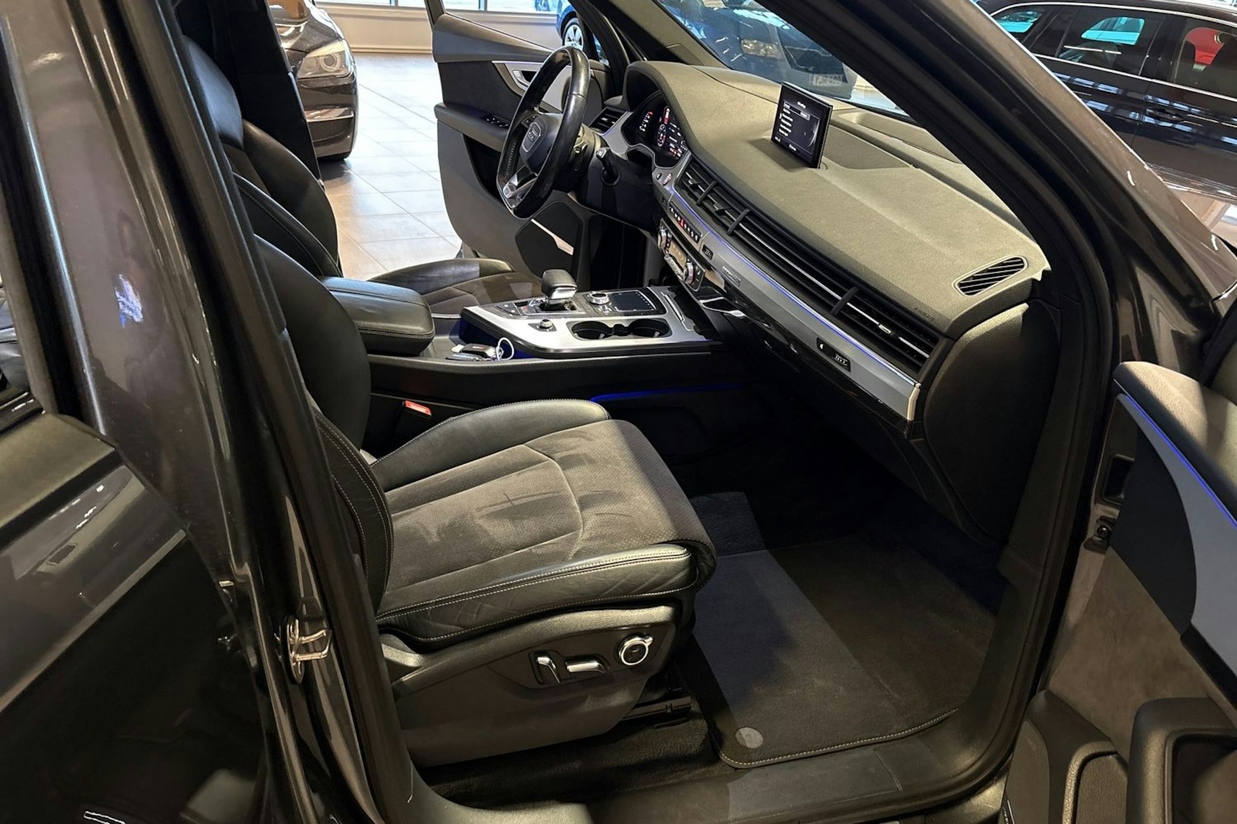 Harmaa Audi SQ7 2017 kuva 27.