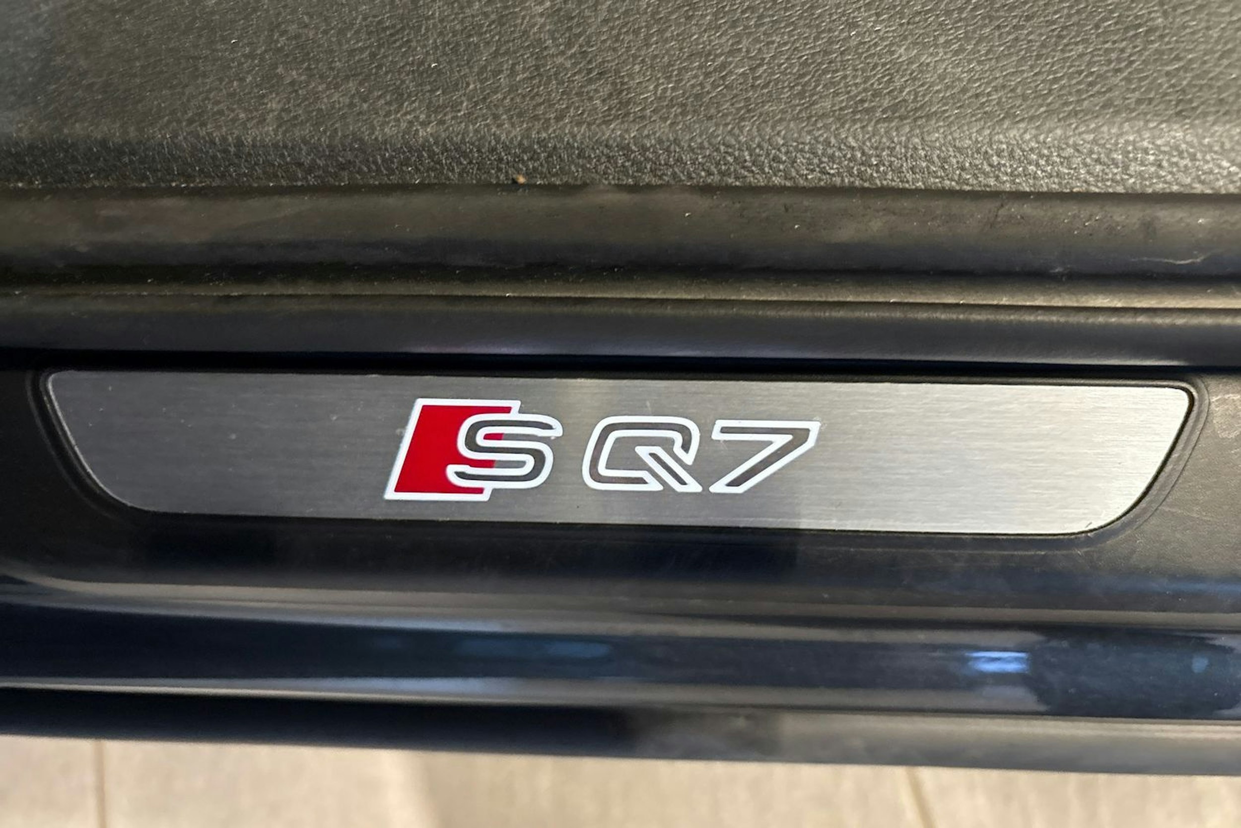 Harmaa Audi SQ7 2017 kuva 32.