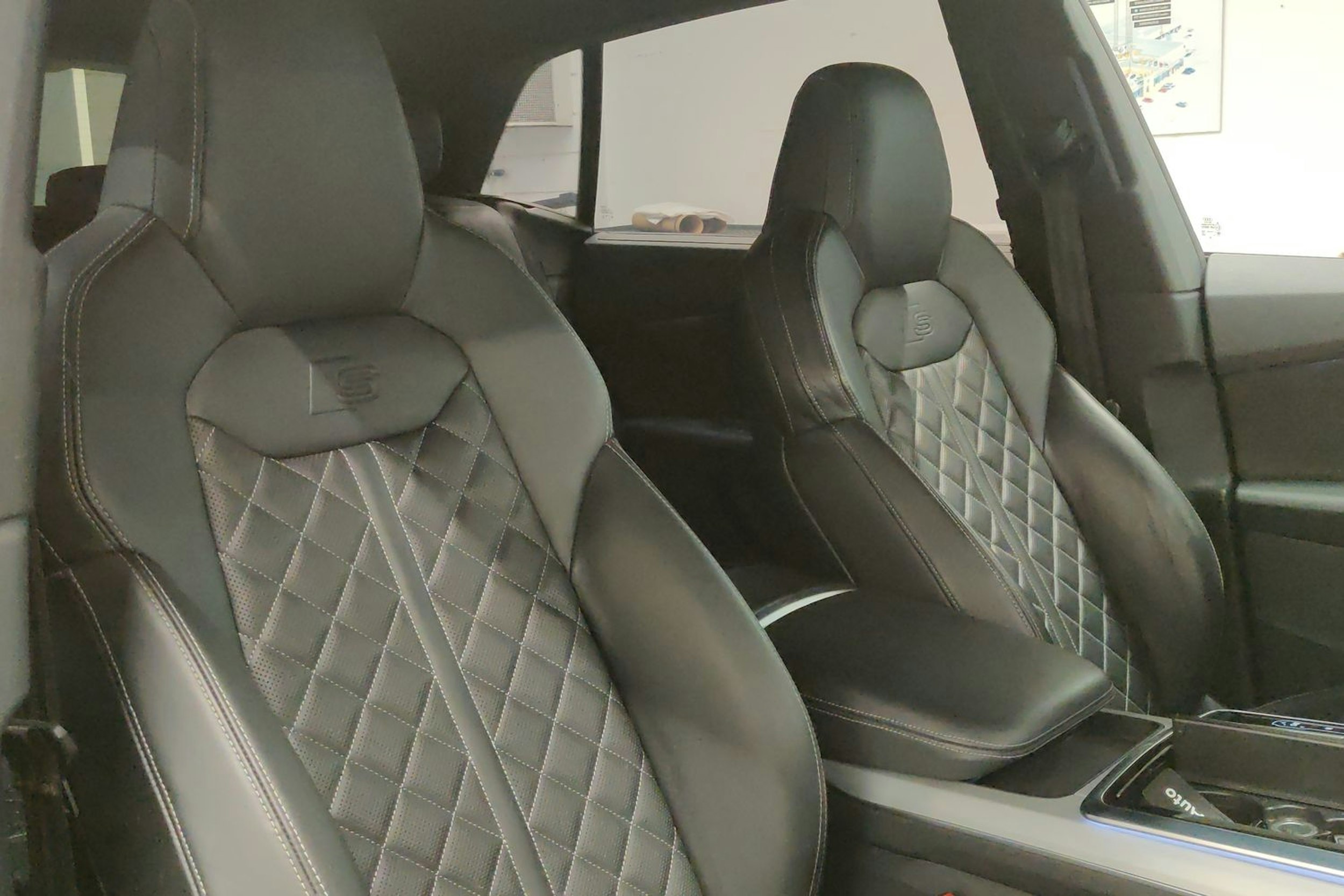 Harmaa Audi SQ8 2020 kuva 23.