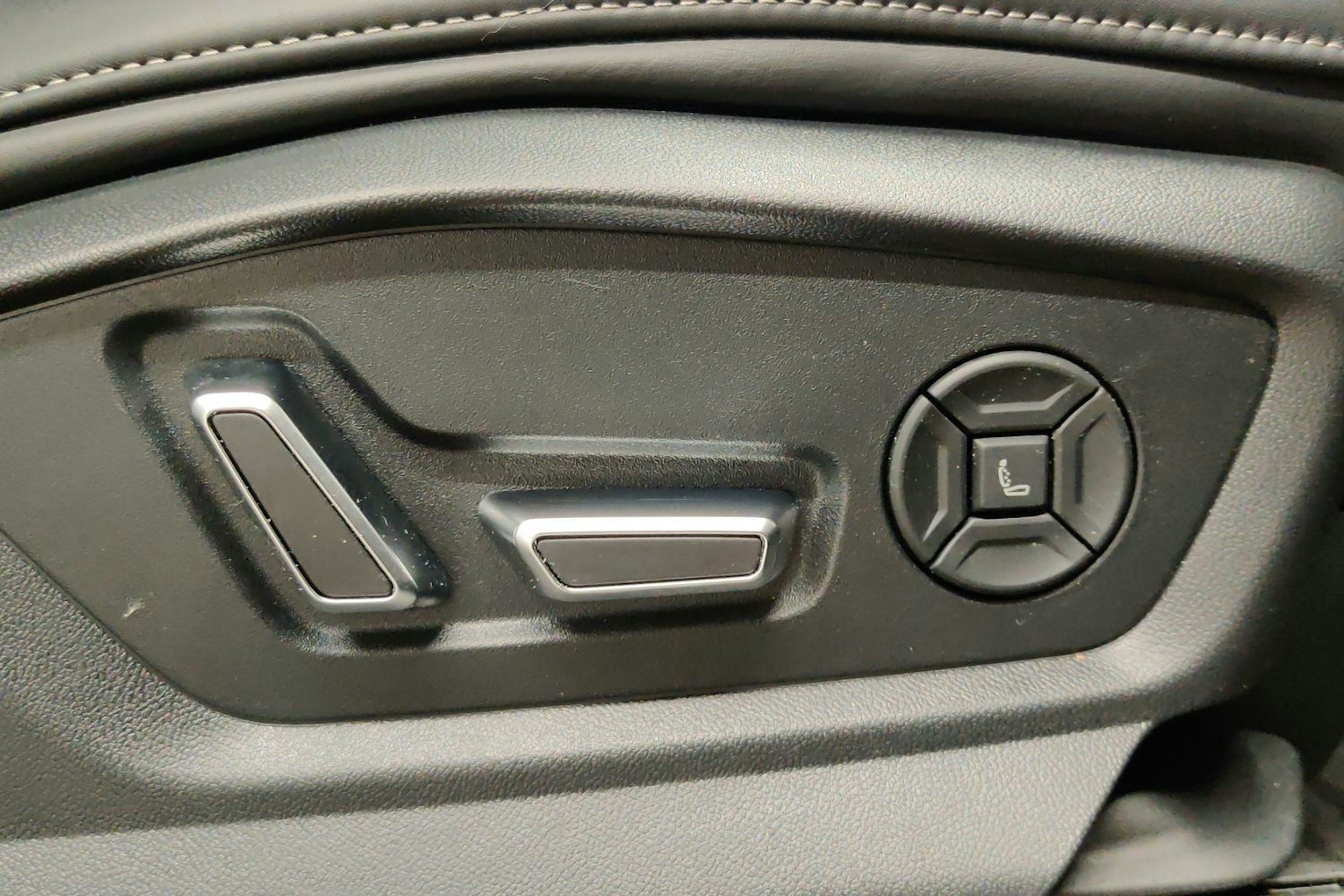 Harmaa Audi SQ8 2020 kuva 24.