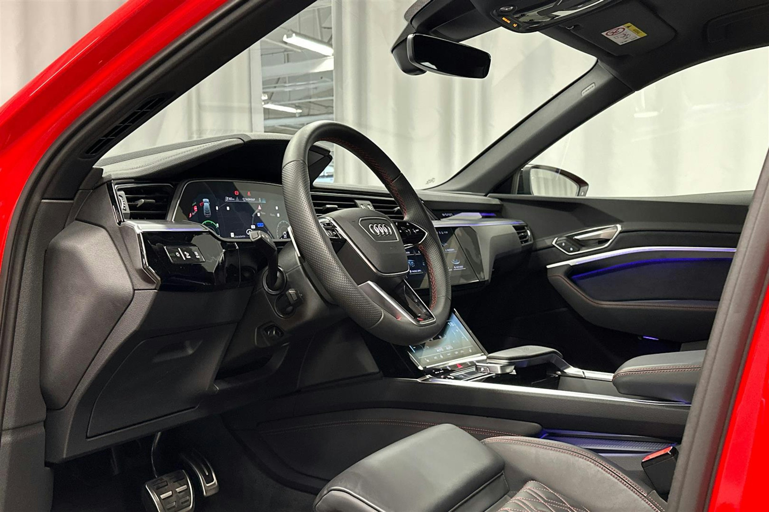 punainen Audi SQ8 e-tron 2023 kuva 6.