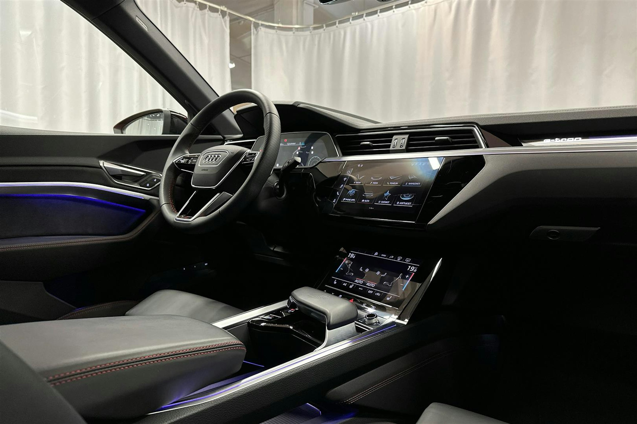 punainen Audi SQ8 e-tron 2023 kuva 7.