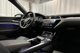 punainen Audi SQ8 e-tron 2023 kuva 7.