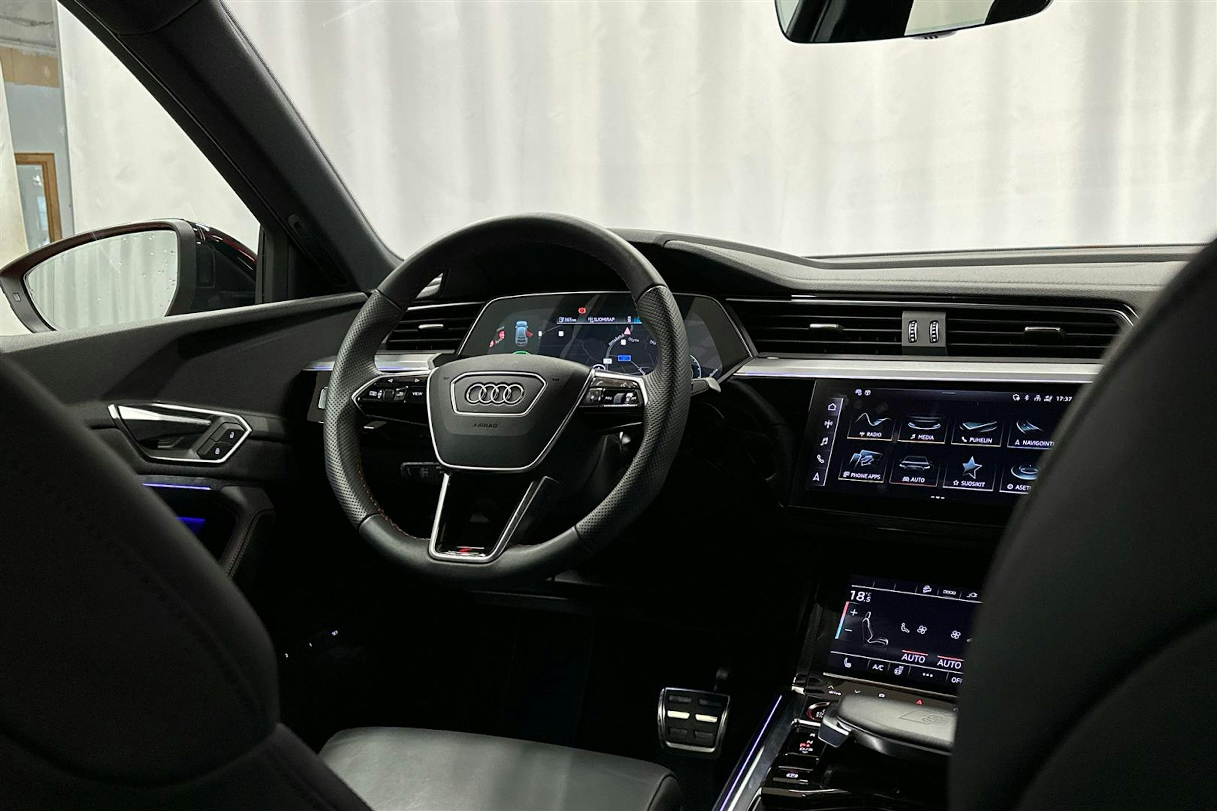 punainen Audi SQ8 e-tron 2023 kuva 8.