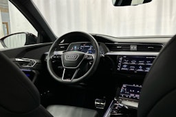 punainen Audi SQ8 e-tron 2023 kuva 8.