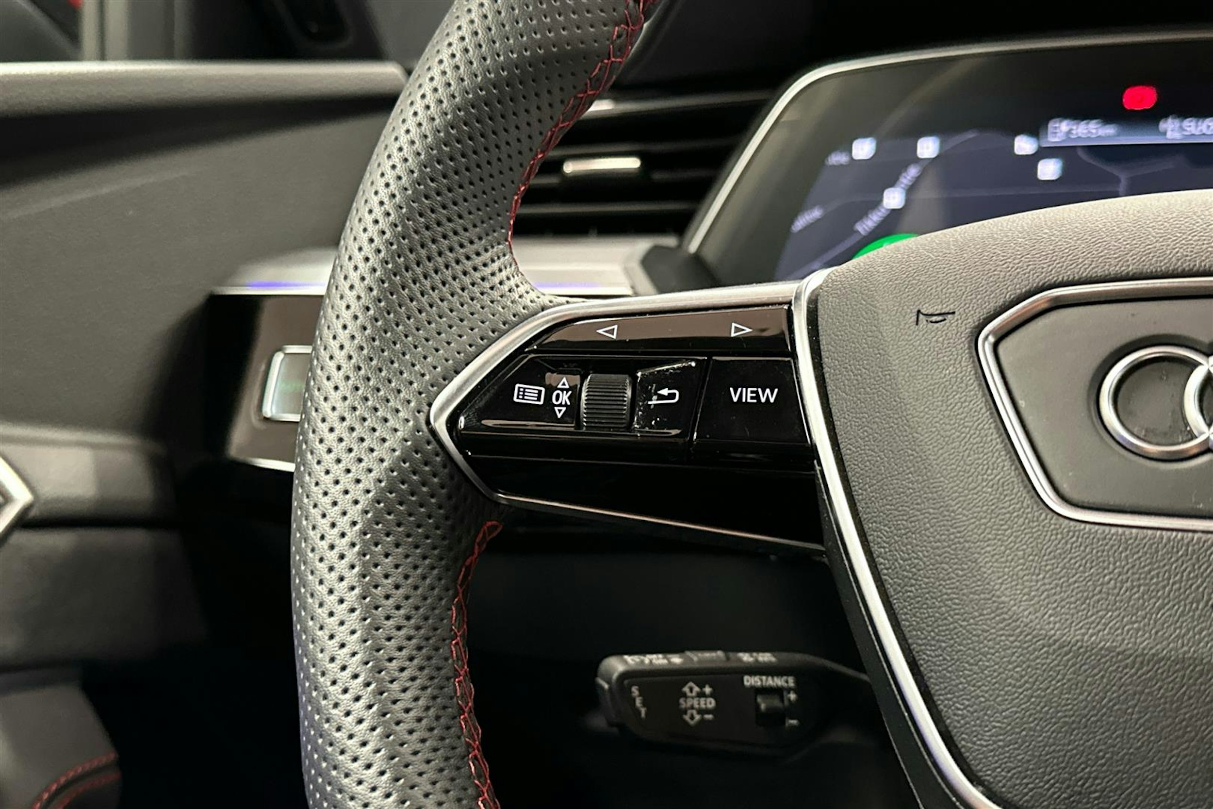 punainen Audi SQ8 e-tron 2023 kuva 9.