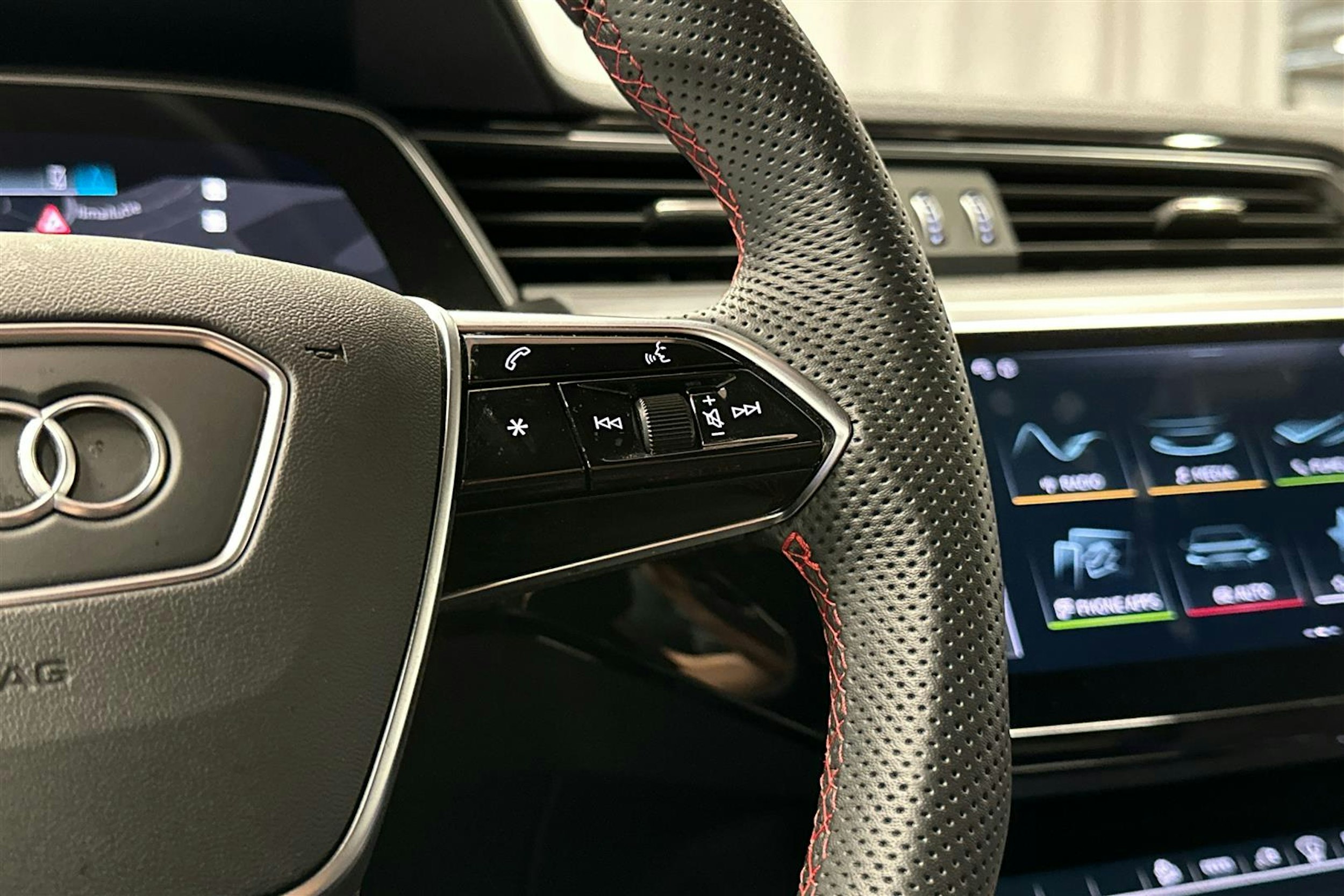 punainen Audi SQ8 e-tron 2023 kuva 10.