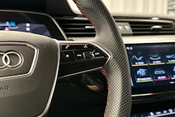 punainen Audi SQ8 e-tron 2023 kuva 10.