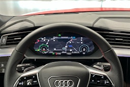 punainen Audi SQ8 e-tron 2023 kuva 11.
