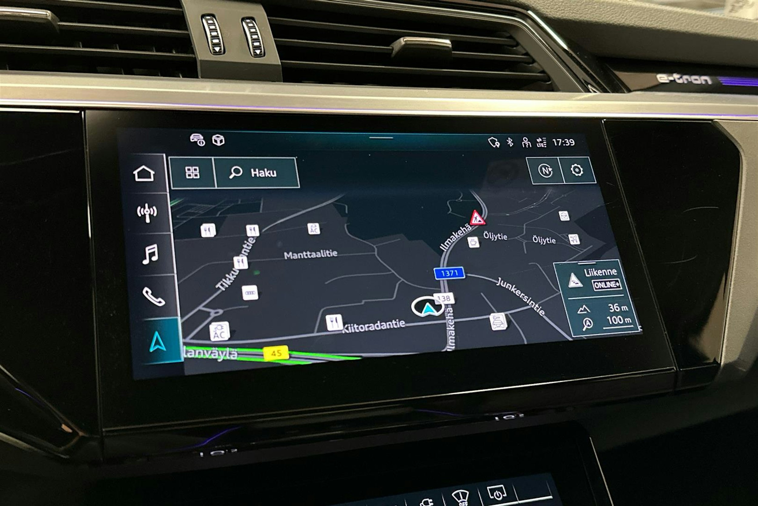 punainen Audi SQ8 e-tron 2023 kuva 13.