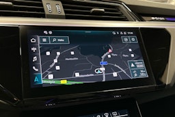 punainen Audi SQ8 e-tron 2023 kuva 13.