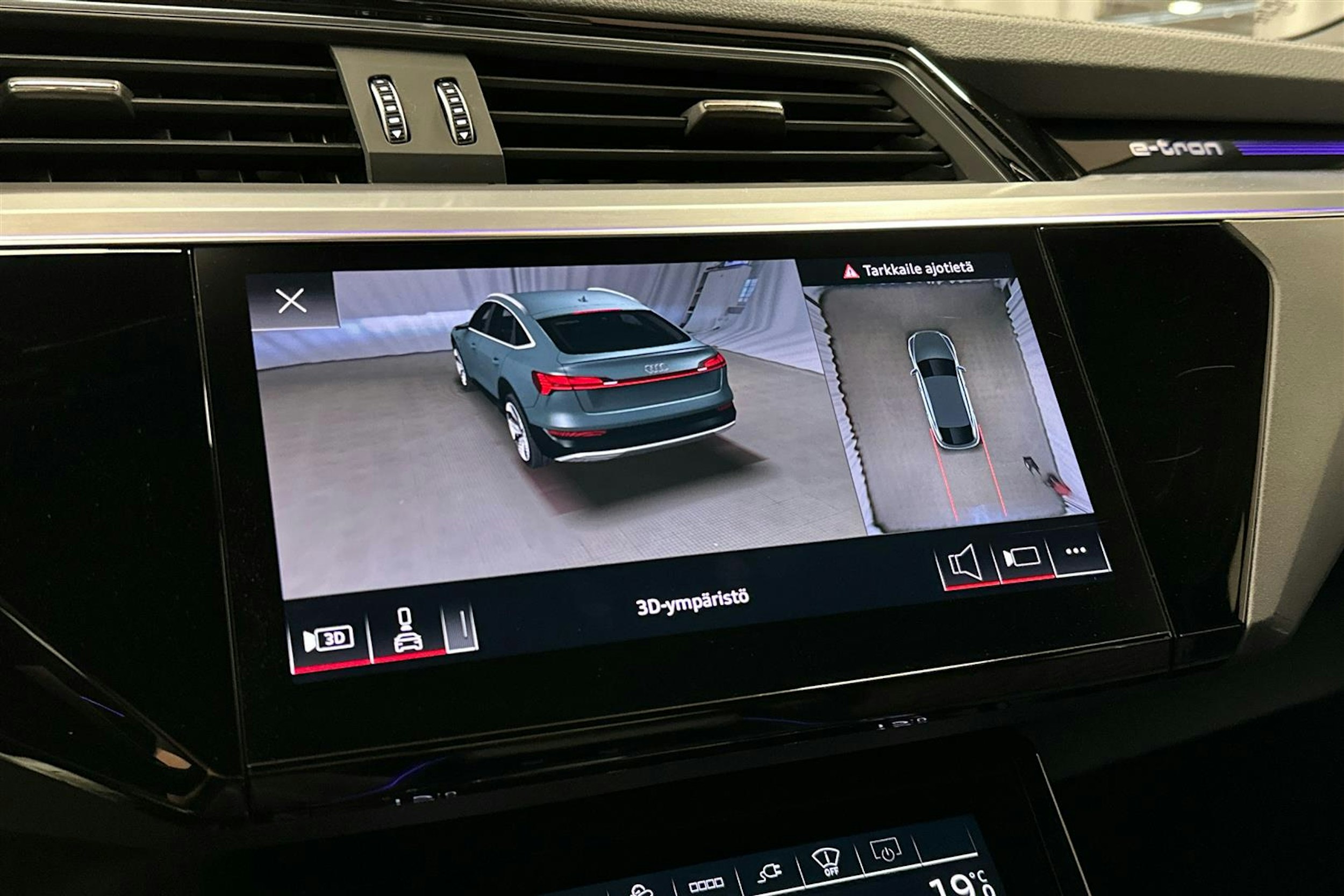 punainen Audi SQ8 e-tron 2023 kuva 14.
