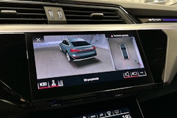punainen Audi SQ8 e-tron 2023 kuva 14.