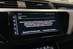 punainen Audi SQ8 e-tron 2023 kuva 15.