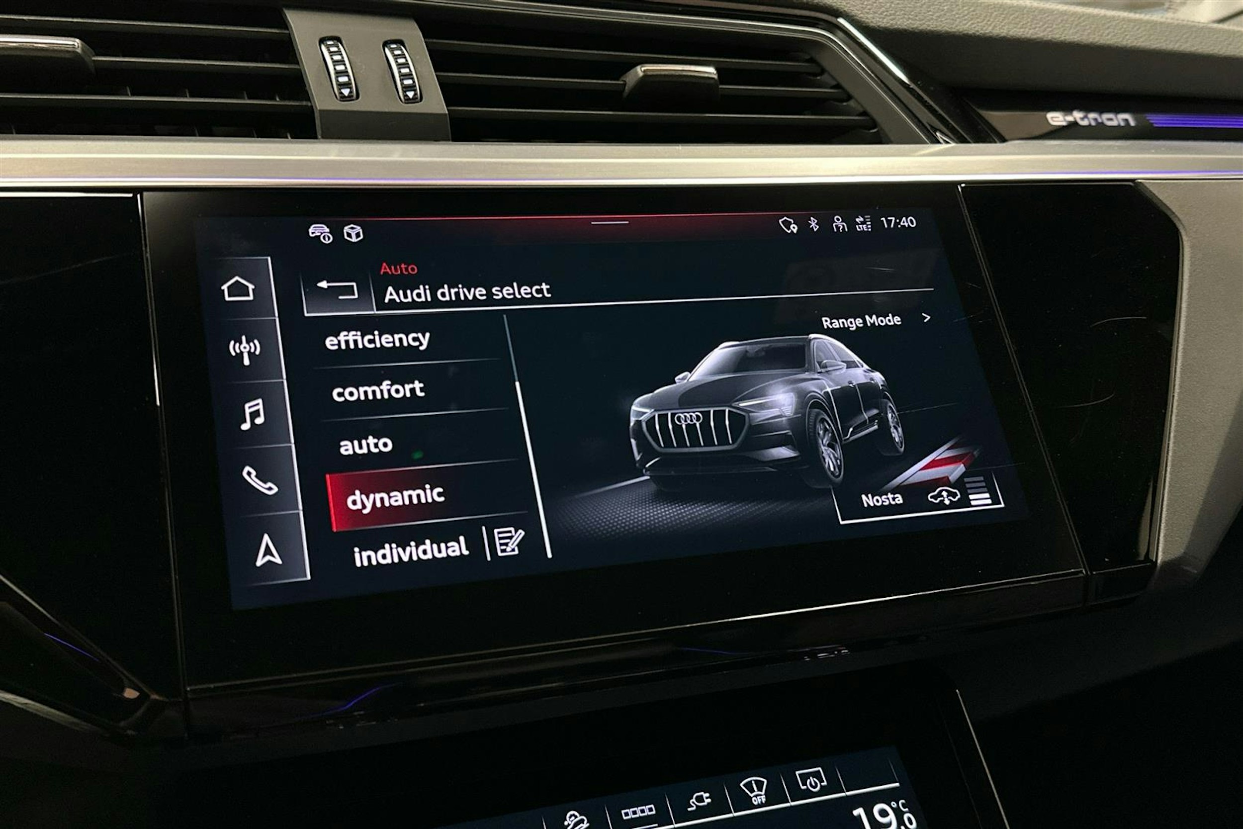 punainen Audi SQ8 e-tron 2023 kuva 16.