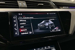 punainen Audi SQ8 e-tron 2023 kuva 16.