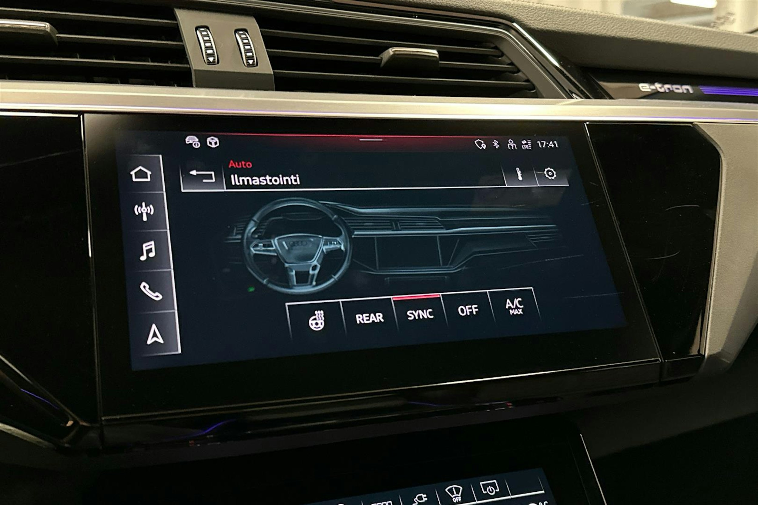 punainen Audi SQ8 e-tron 2023 kuva 17.