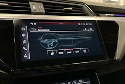 punainen Audi SQ8 e-tron 2023 kuva 17.