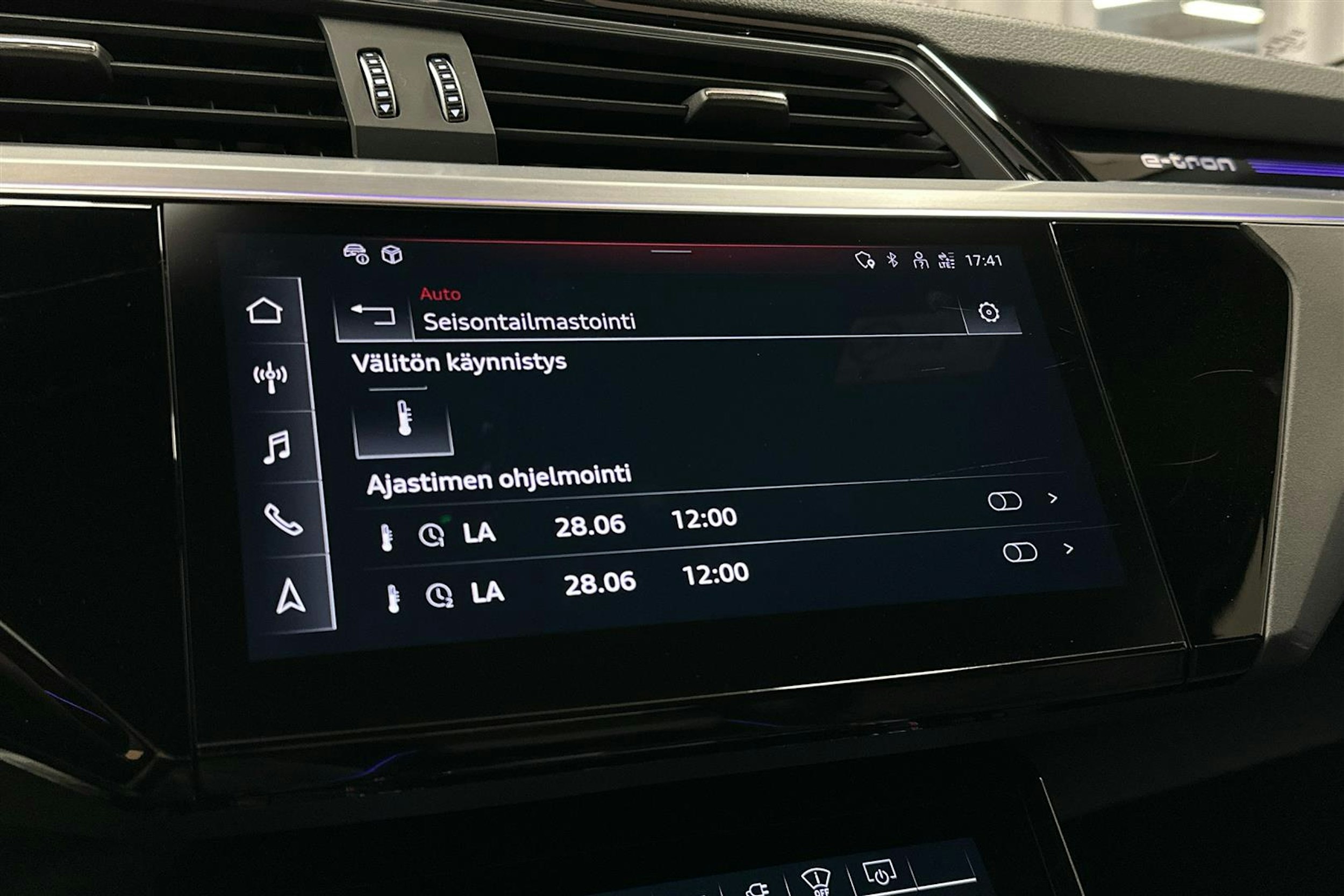 punainen Audi SQ8 e-tron 2023 kuva 18.