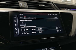 punainen Audi SQ8 e-tron 2023 kuva 18.
