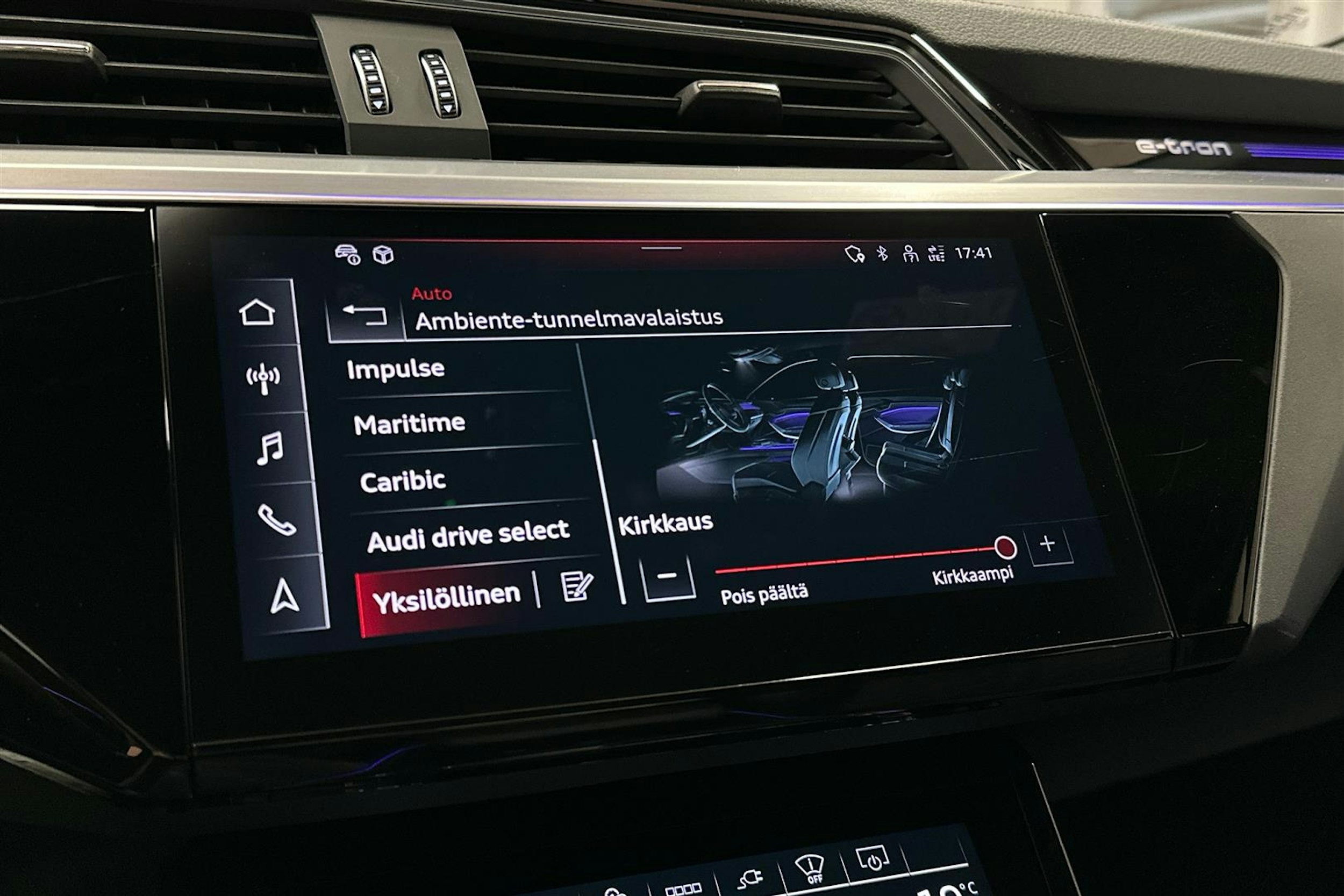 punainen Audi SQ8 e-tron 2023 kuva 19.