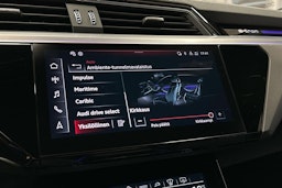 punainen Audi SQ8 e-tron 2023 kuva 19.