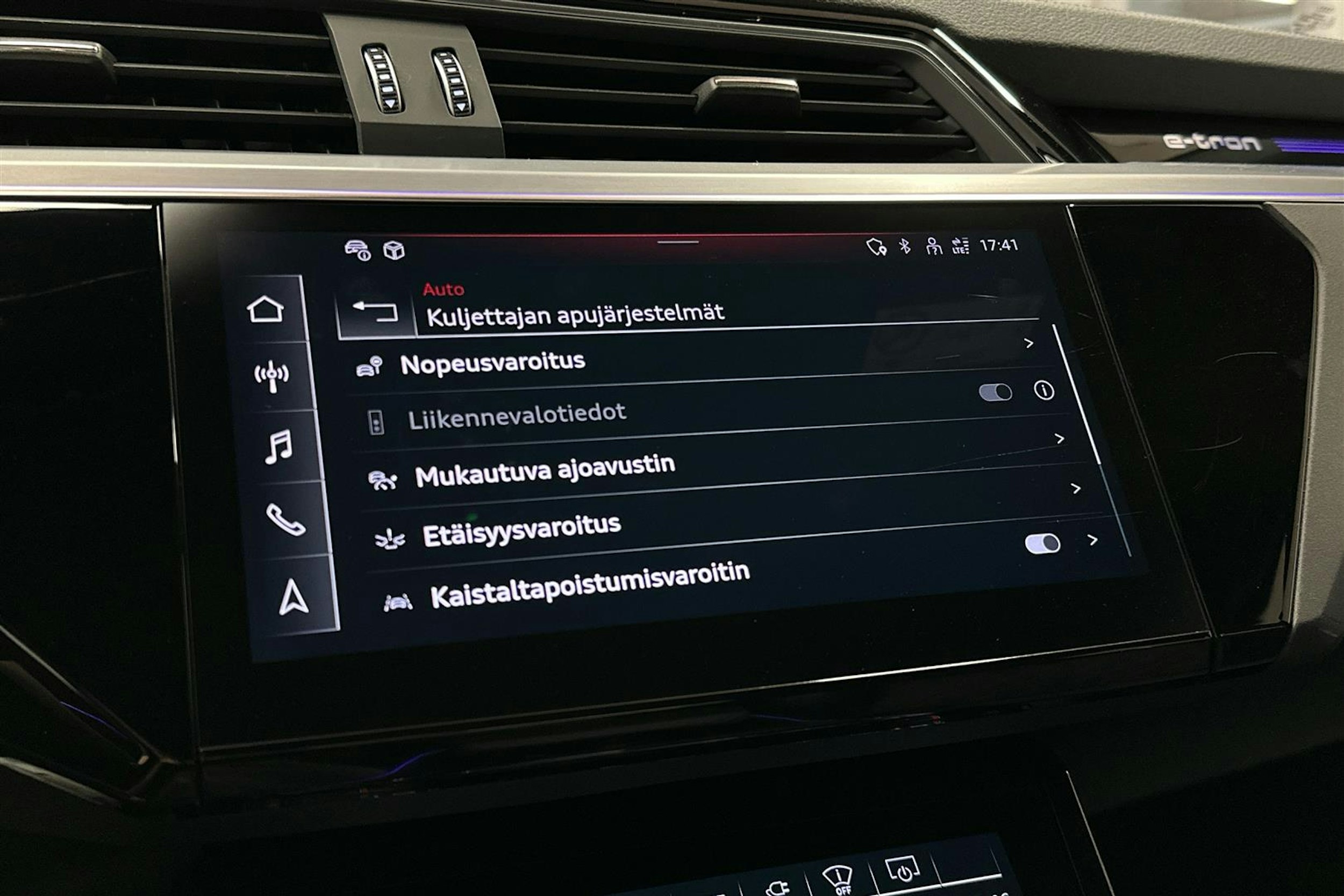 punainen Audi SQ8 e-tron 2023 kuva 20.