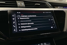 punainen Audi SQ8 e-tron 2023 kuva 20.