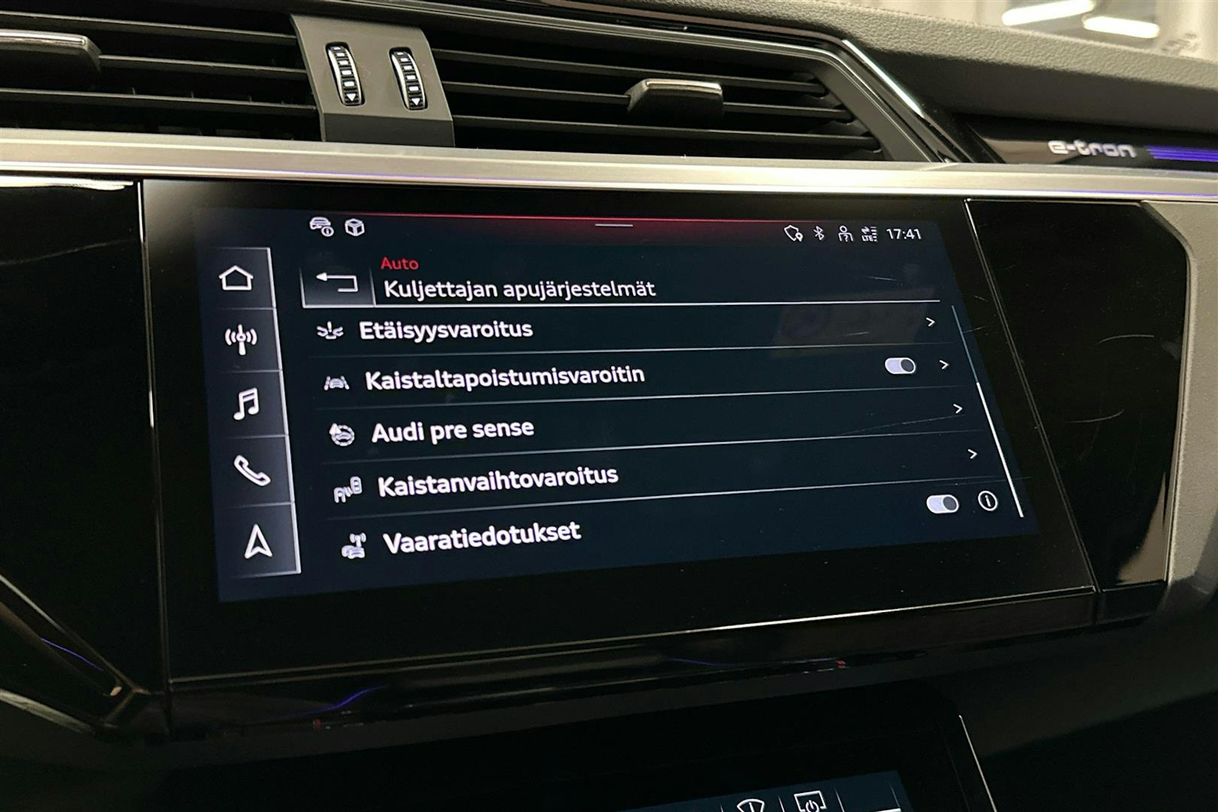 punainen Audi SQ8 e-tron 2023 kuva 21.