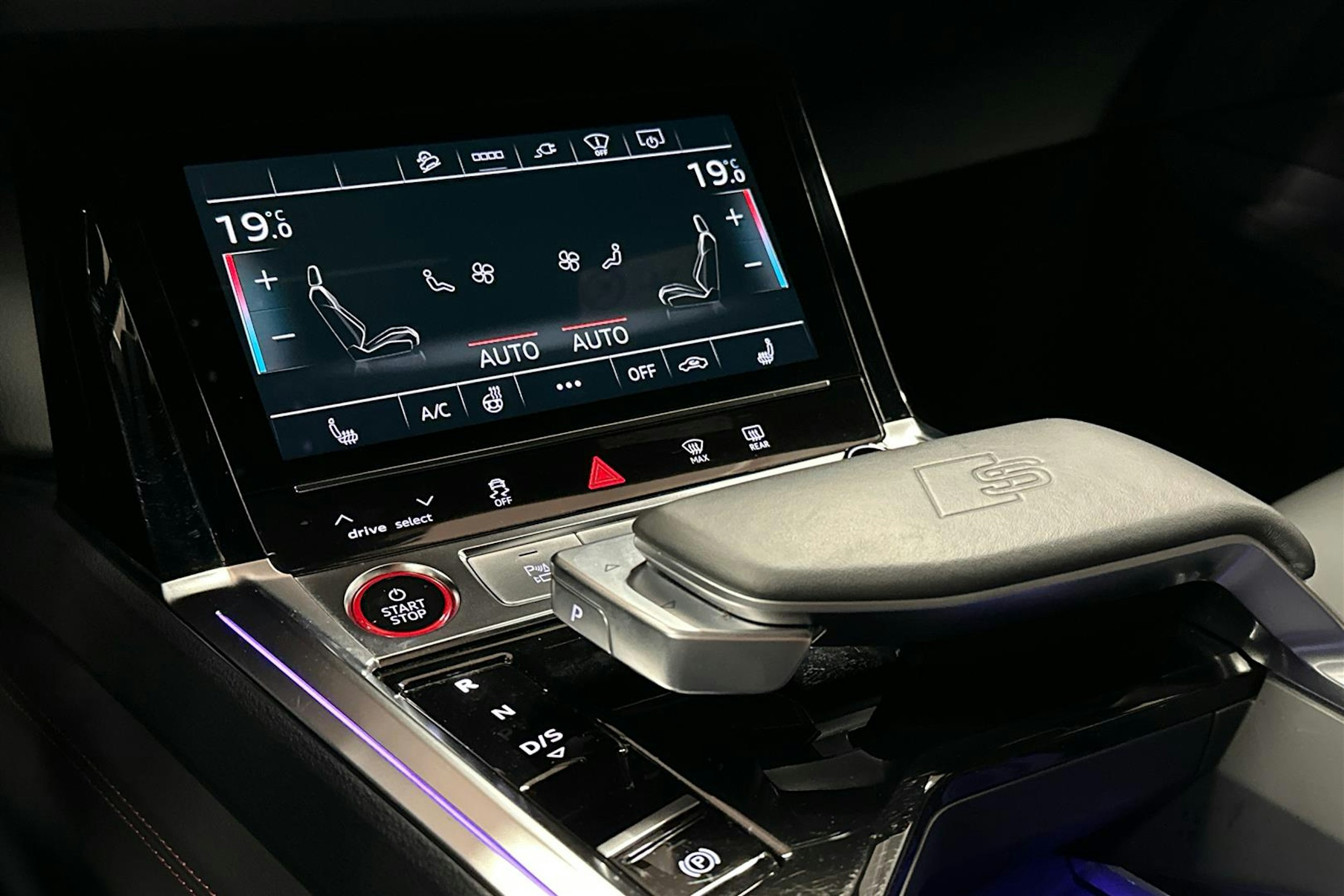 punainen Audi SQ8 e-tron 2023 kuva 22.