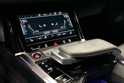 punainen Audi SQ8 e-tron 2023 kuva 22.