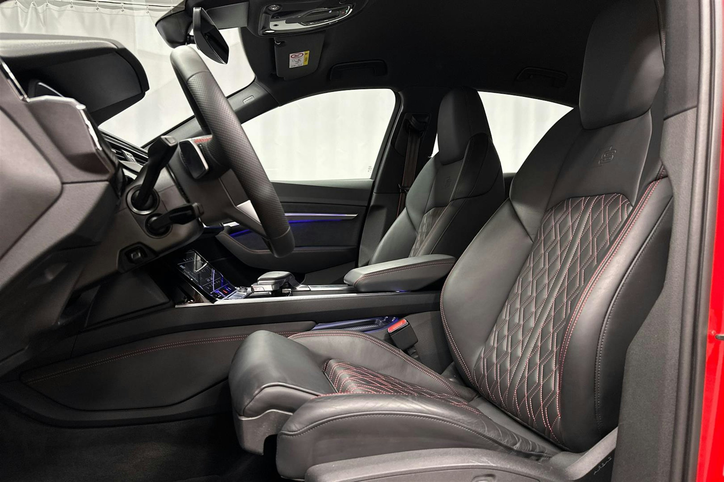 punainen Audi SQ8 e-tron 2023 kuva 23.