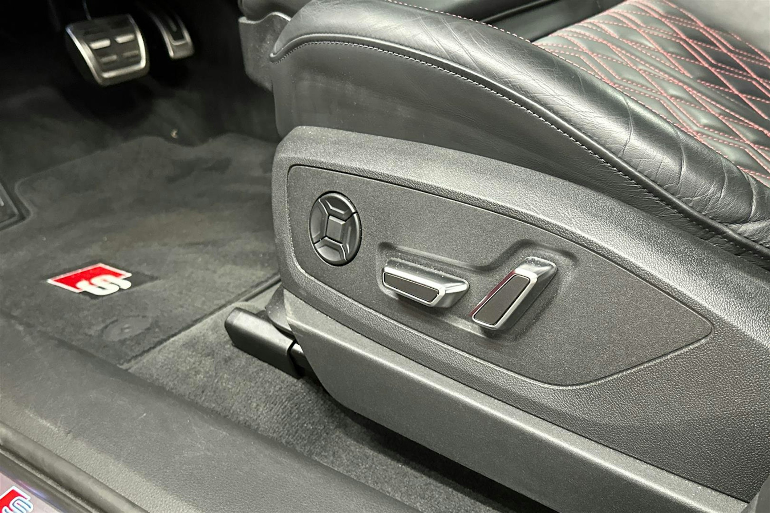 punainen Audi SQ8 e-tron 2023 kuva 24.