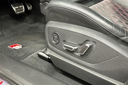 punainen Audi SQ8 e-tron 2023 kuva 24.