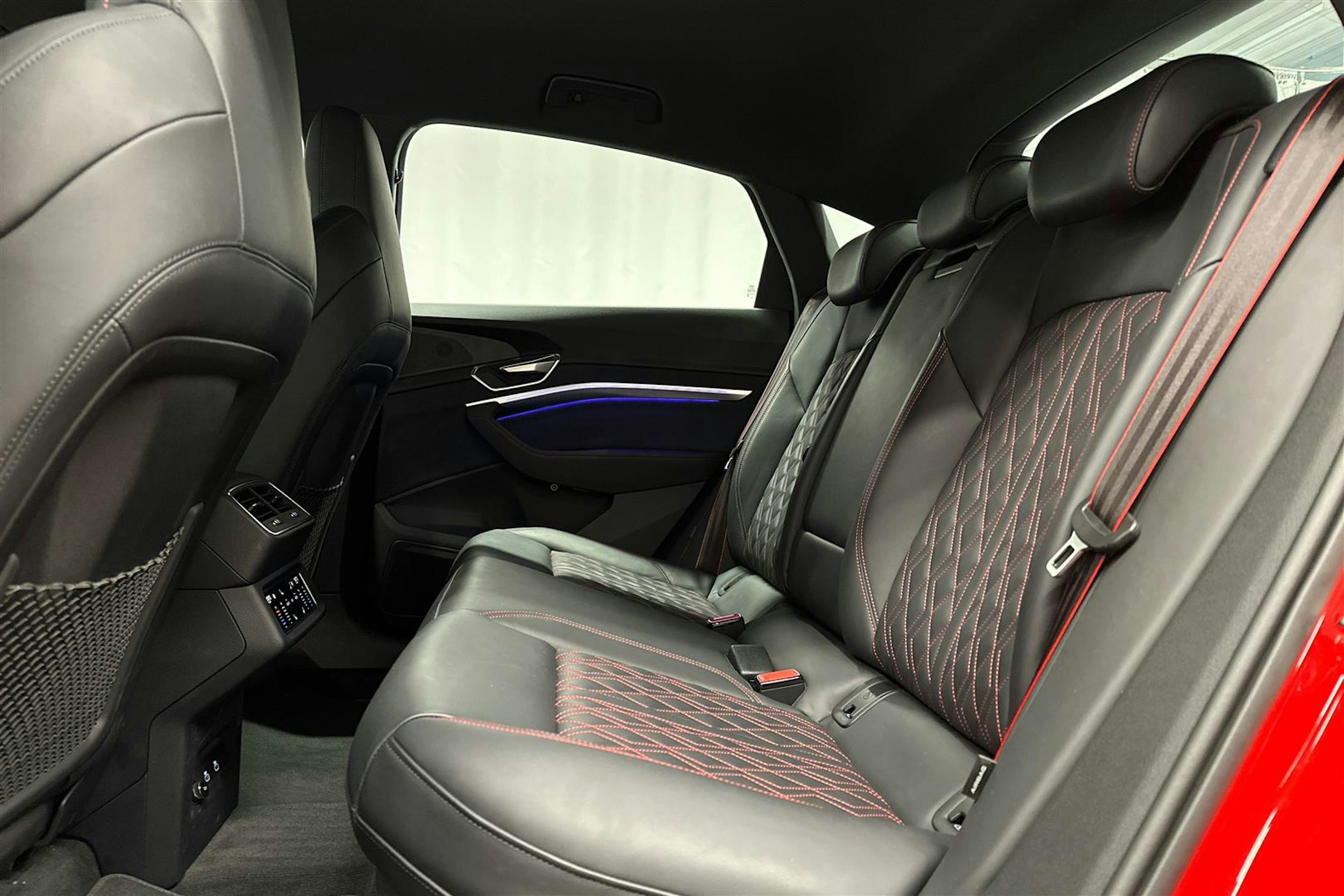 punainen Audi SQ8 e-tron 2023 kuva 26.