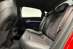 punainen Audi SQ8 e-tron 2023 kuva 26.