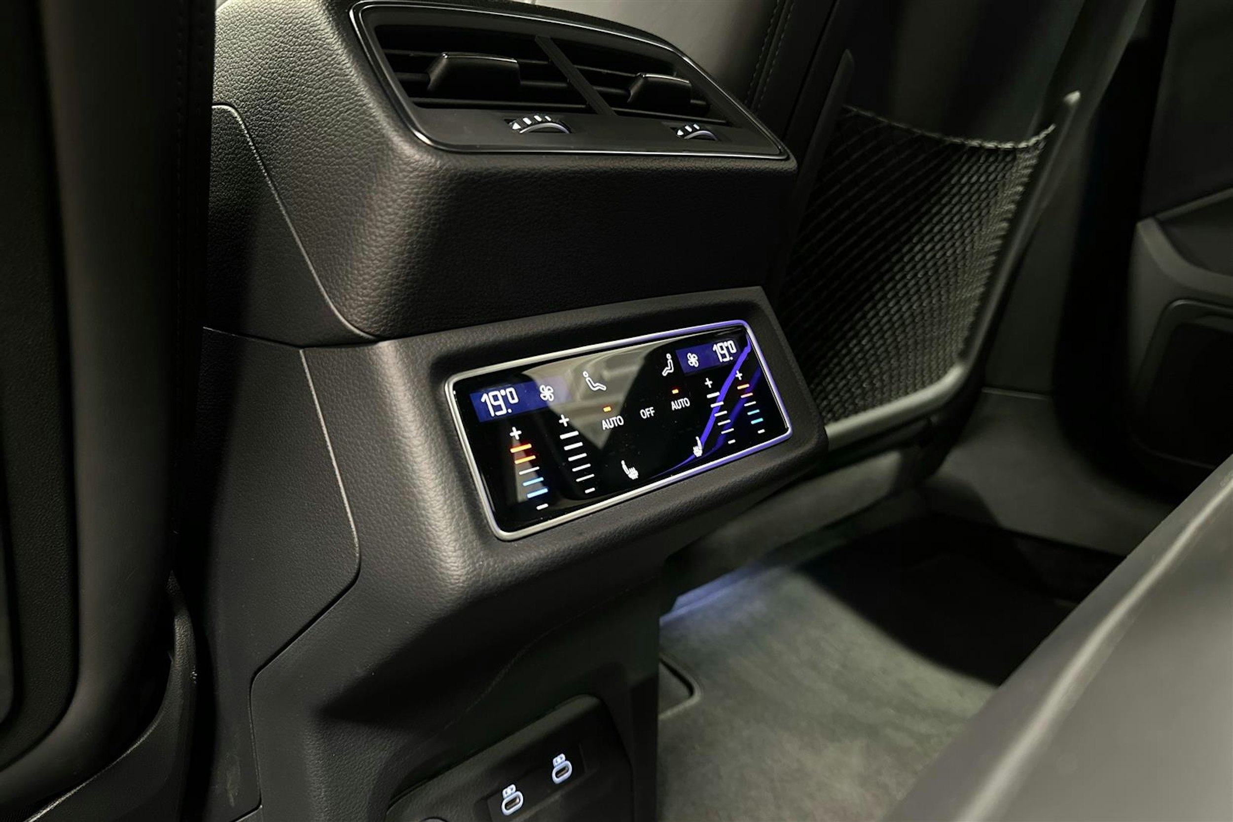 punainen Audi SQ8 e-tron 2023 kuva 27.