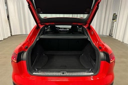 punainen Audi SQ8 e-tron 2023 kuva 28.