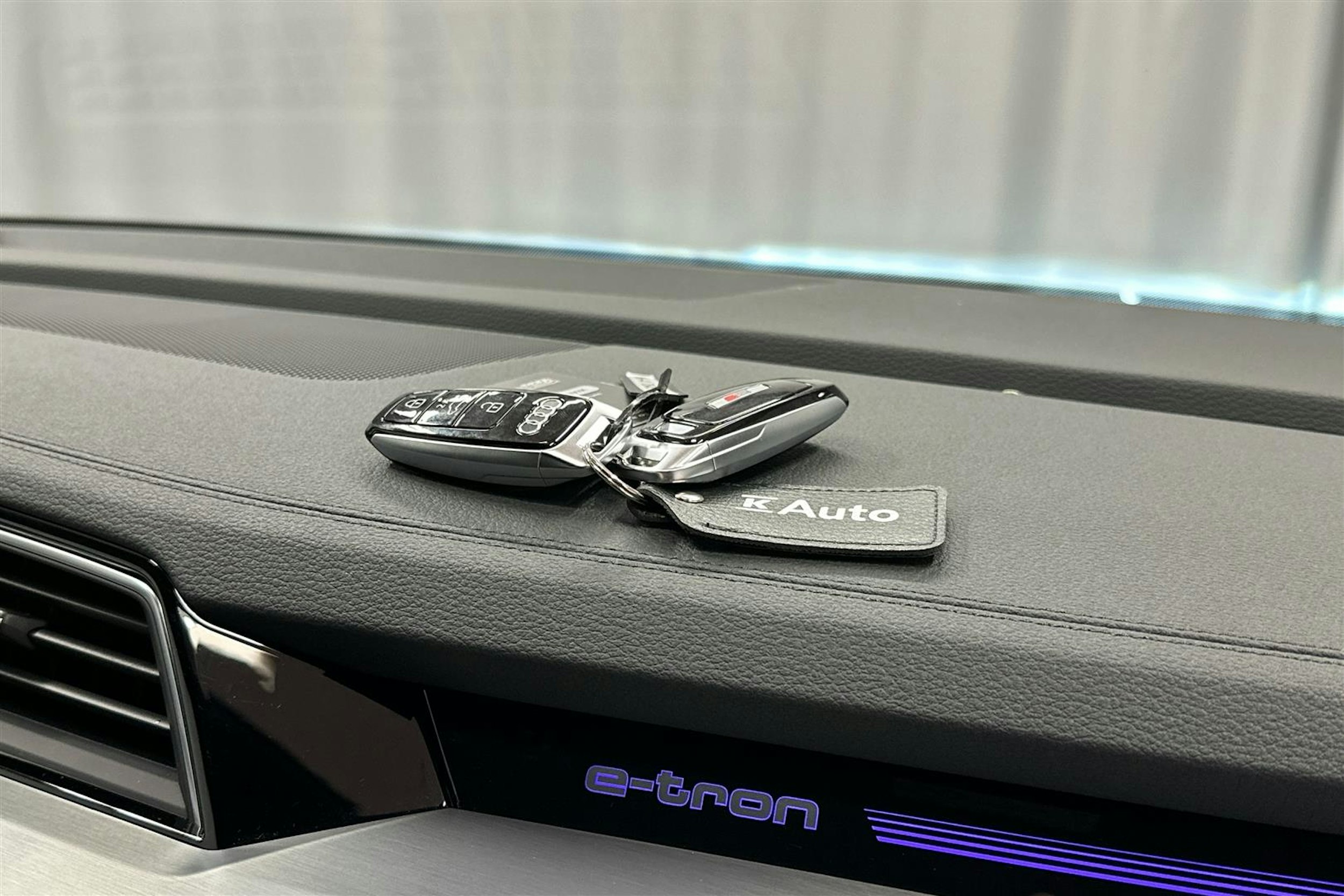 punainen Audi SQ8 e-tron 2023 kuva 30.