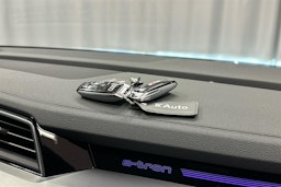 punainen Audi SQ8 e-tron 2023 kuva 30.