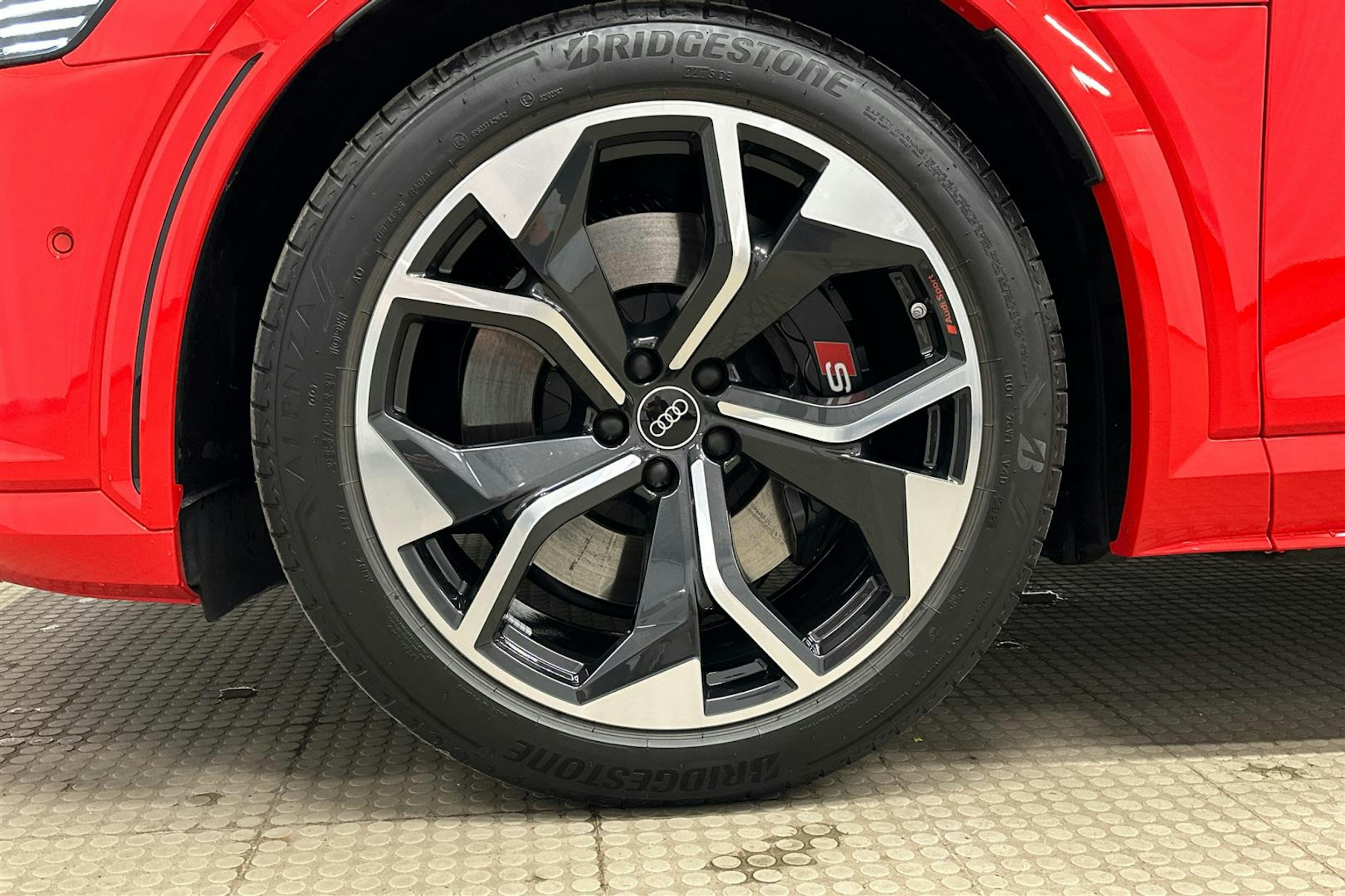 punainen Audi SQ8 e-tron 2023 kuva 31.
