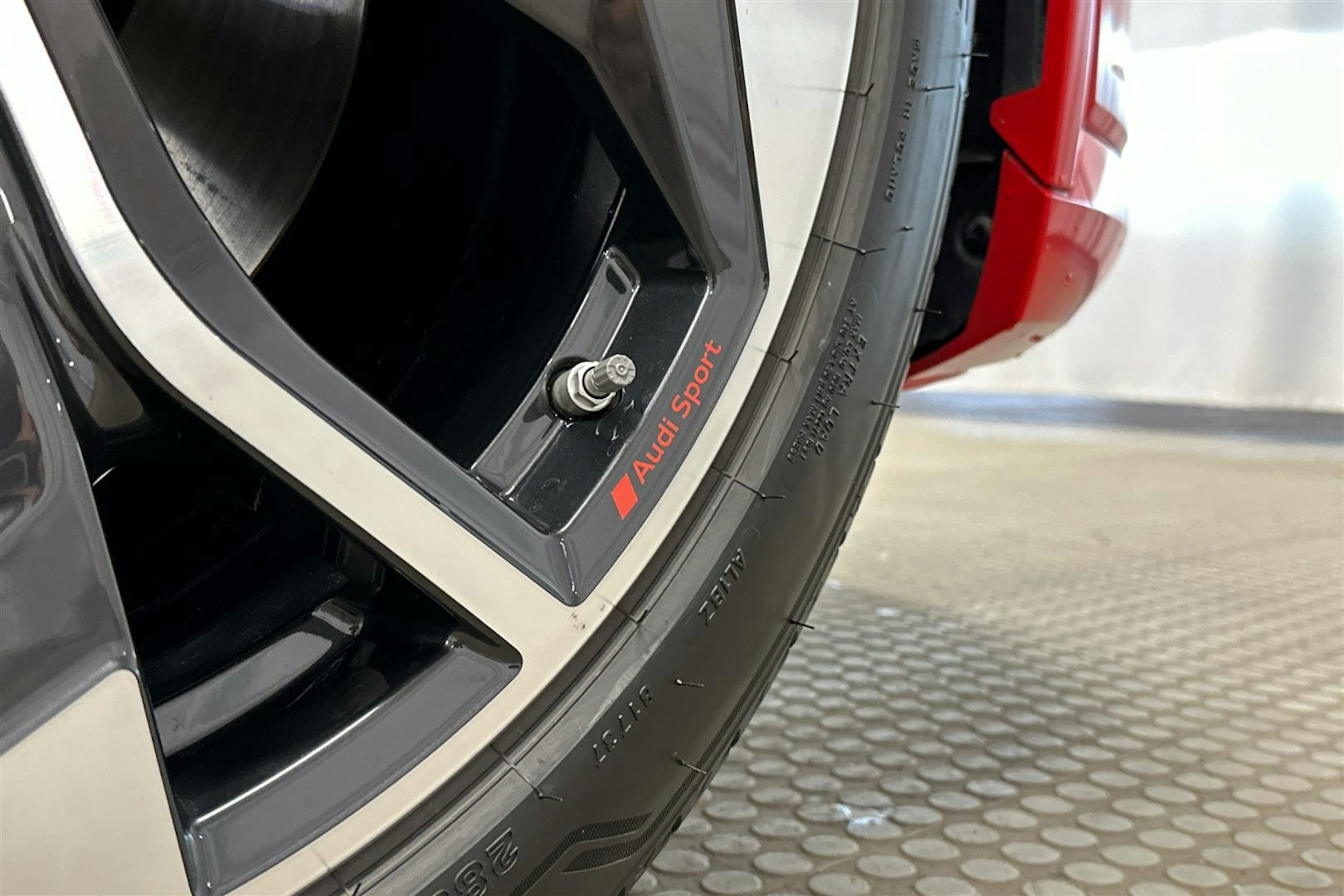 punainen Audi SQ8 e-tron 2023 kuva 32.