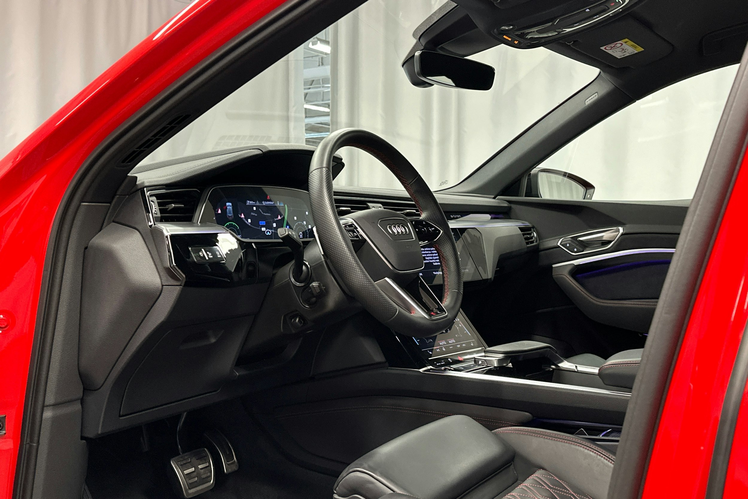 punainen Audi SQ8 e-tron 2023 kuva 6.