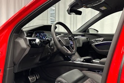 punainen Audi SQ8 e-tron 2023 kuva 6.