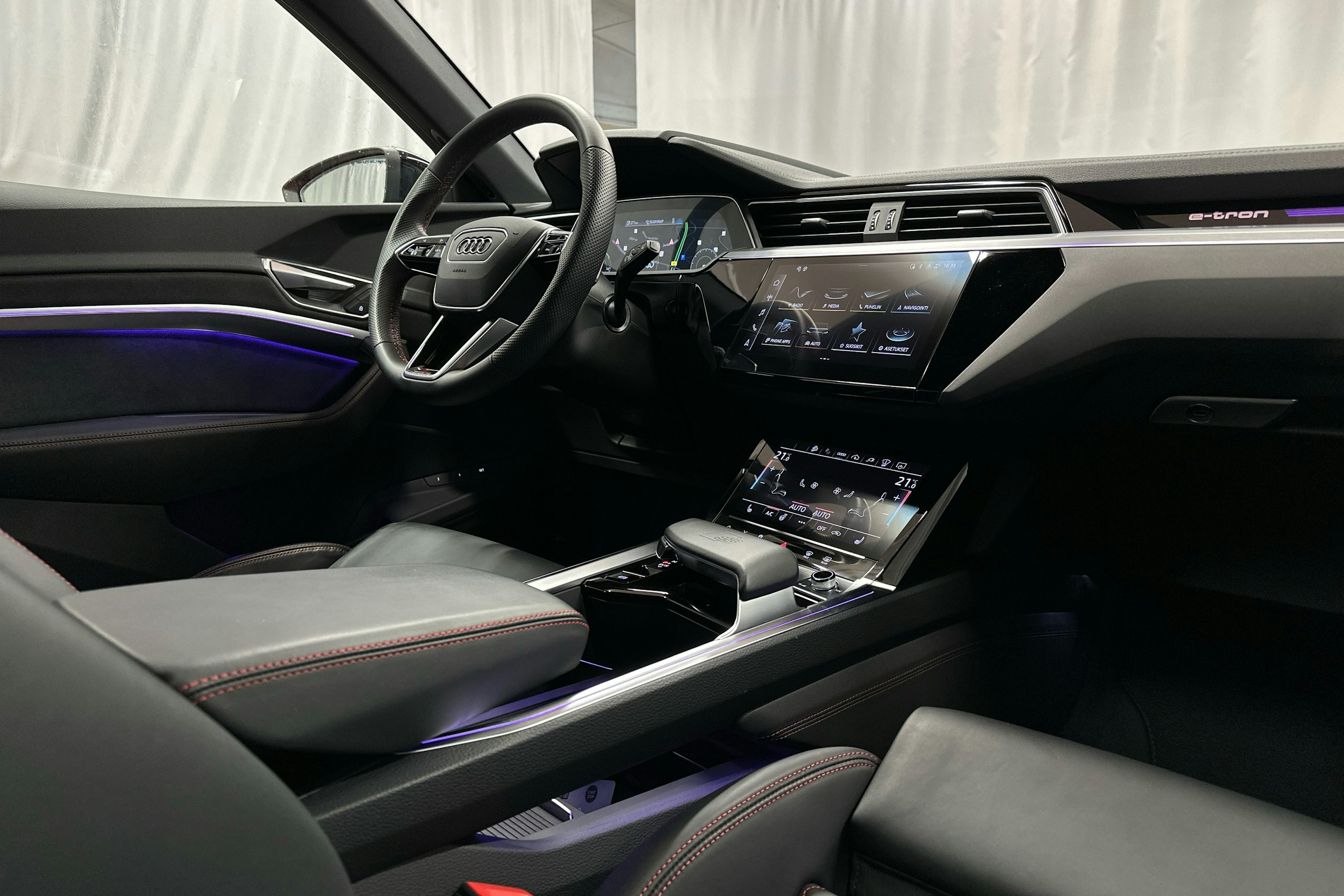 punainen Audi SQ8 e-tron 2023 kuva 7.