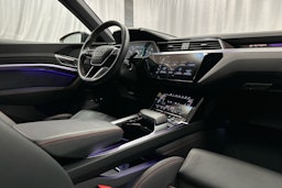 punainen Audi SQ8 e-tron 2023 kuva 7.