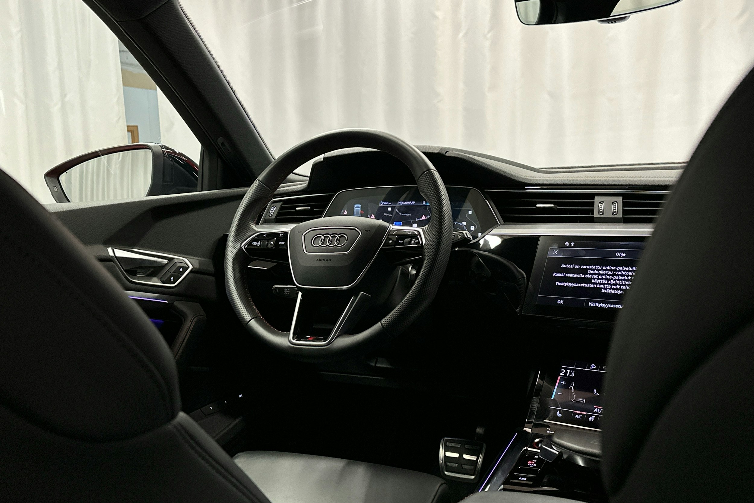 punainen Audi SQ8 e-tron 2023 kuva 8.