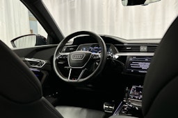 punainen Audi SQ8 e-tron 2023 kuva 8.