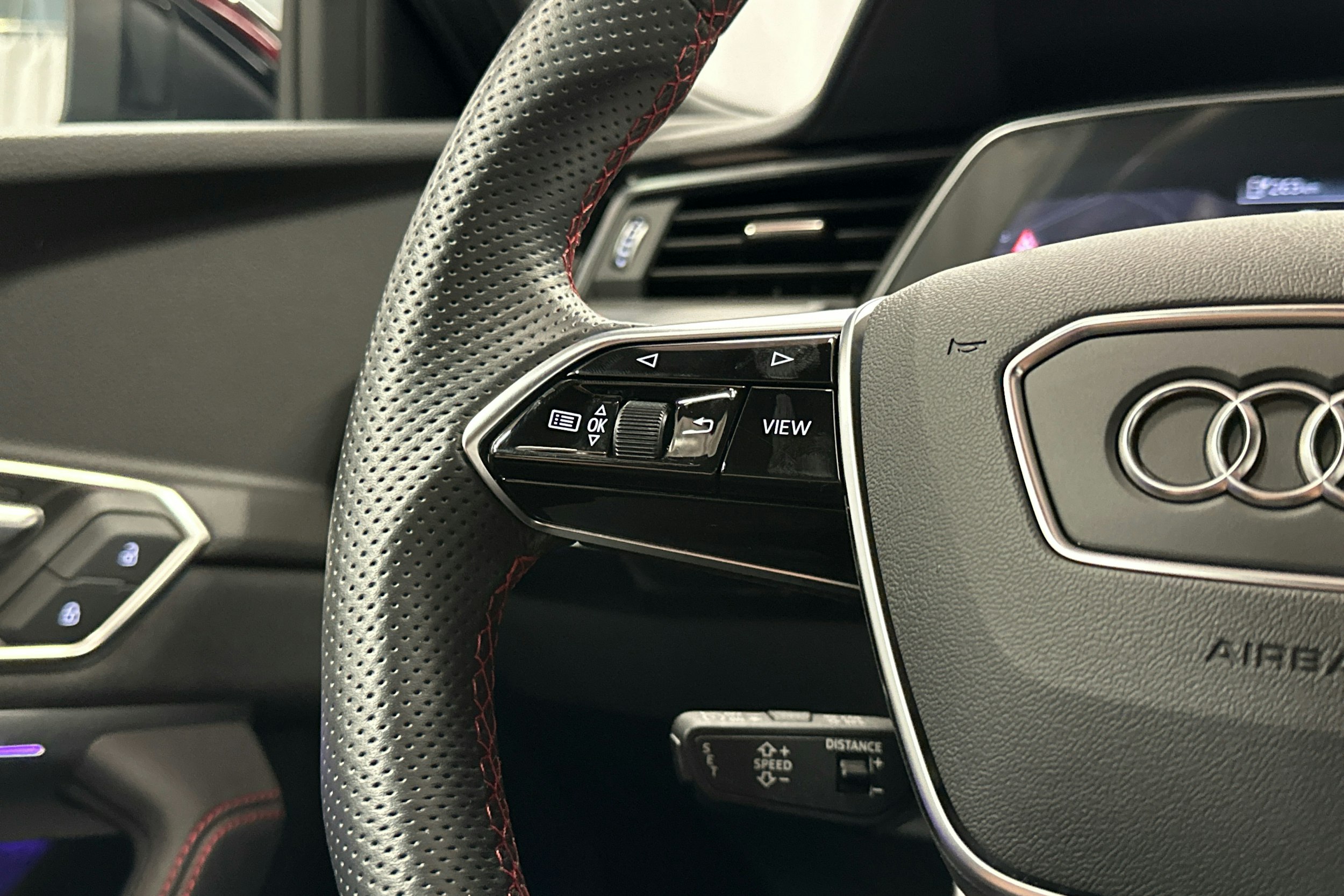 punainen Audi SQ8 e-tron 2023 kuva 9.