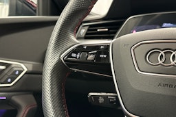 punainen Audi SQ8 e-tron 2023 kuva 9.